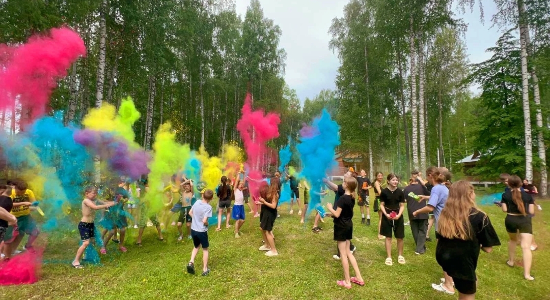 Фестиваль красок холи в детском лагере Юбилейном.